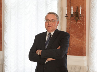 Lieber Dmitrij Ewgenjewitsch, herzlichen Glückwunsch zum Geburtstag!