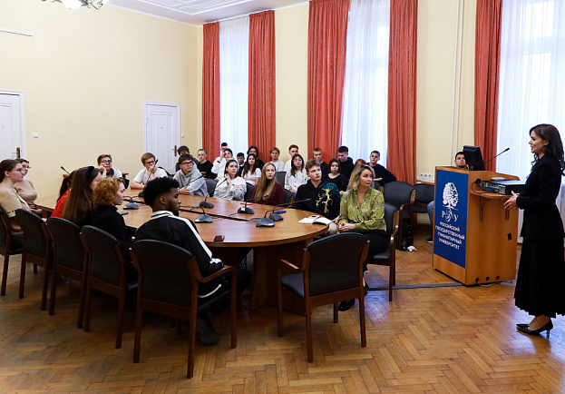 Vorlesung „Die Rolle des Images und der Etikette in den internationalen Beziehungen» an der Russischen Staatlichen Geisteswissenschaftlichen Universität (RGGU)